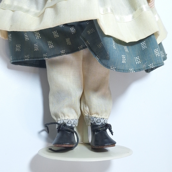 Anne of Green Gables Treasury Edition Porcelain Doll - Picture 5 of 9
